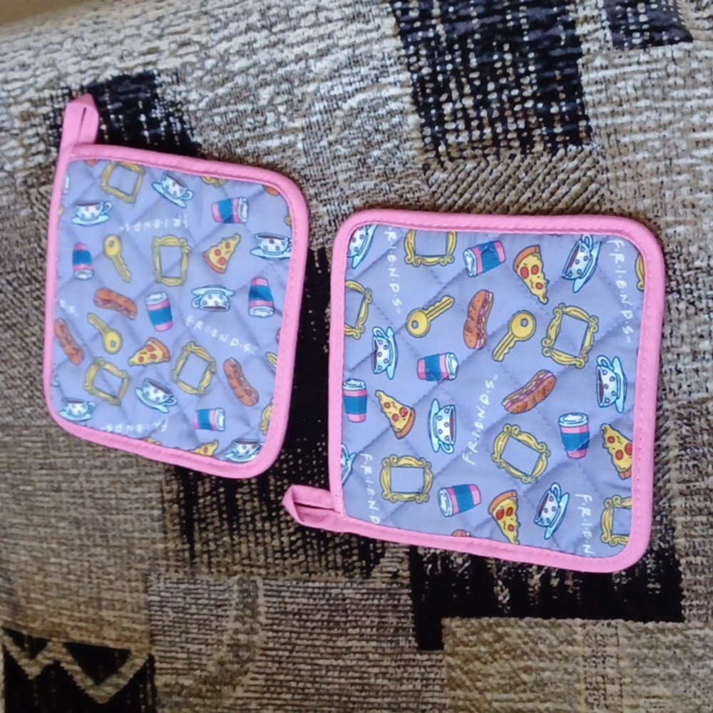 4/$60 New FRIENDS Pot Holders - Set Of 2 - Picture 2 of 6